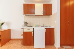 Refrigerador, parrilla de estufa, tostadora y utensilios de cocina 