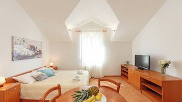 1 bedroom, bed sheets