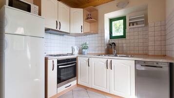 Mikrobølgeovn, ovn, oppvaskmaskin og kaffetrakter/tekoker