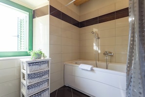 Een douche, een haardroger, handdoeken