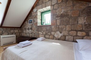 5 chambres, fer et planche à repasser, draps fournis