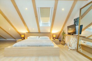 4 bedrooms, iron/ironing board, WiFi, bed sheets