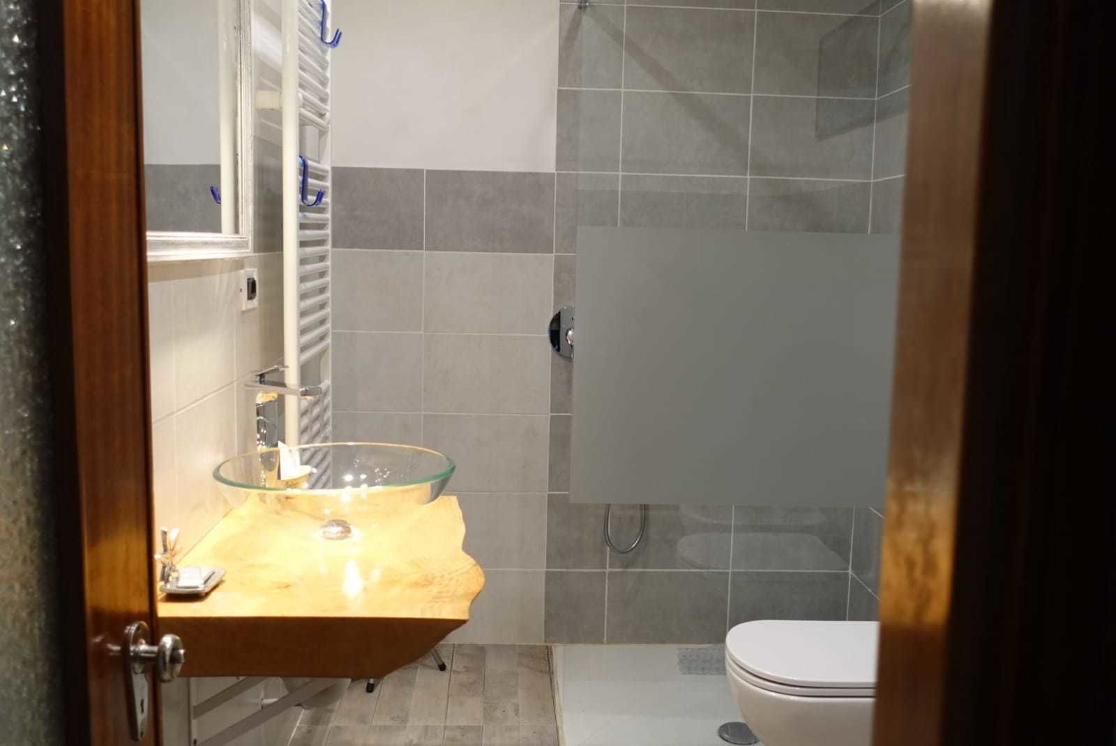 Dusche, Regendusche, kostenlose Toilettenartikel, Haartrockner