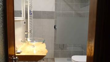 Dusche, Regendusche, kostenlose Toilettenartikel, Haartrockner