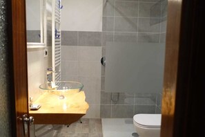 Chuveiro, chuveiro com efeito de chuva, produtos de toalete grátis 