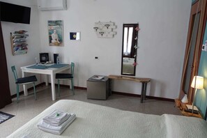 Caixa forta a l'habitació, escriptori i cortines opaques 
