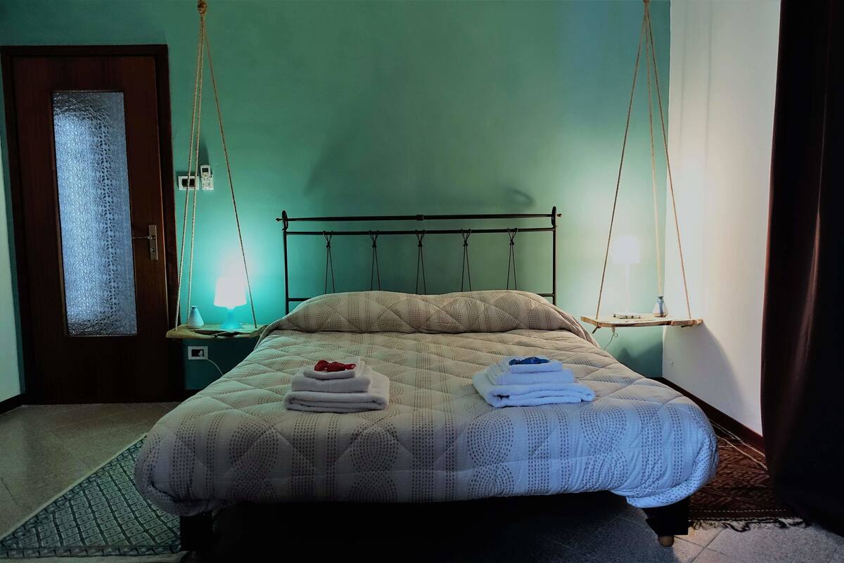Double Room, 1 Queen Bed | In-room safe, desk, blackout drapes, iron/ironing board