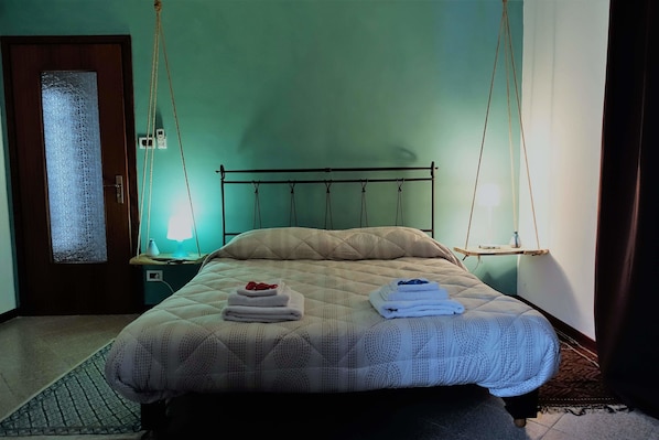 Dubbelrum - 1 queensize-säng | Värdeförvaringsskåp på rummet, skrivbord och mörkläggningsgardiner