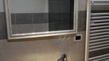 Double Room, 1 Queen Bed | Bathroom | Shower, rainfall showerhead, free toiletries, hair dryer