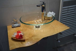 Dusch, regndusch, gratis toalettartiklar och hårtork