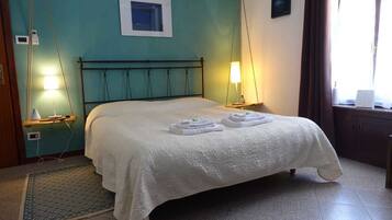 Double Room, 1 Queen Bed | In-room safe, desk, blackout drapes, iron/ironing board