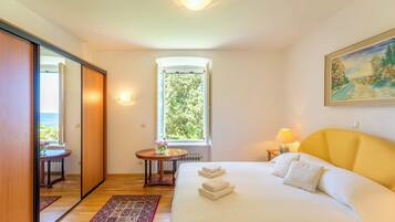 3 bedrooms, iron/ironing board, bed sheets