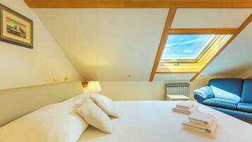 3 habitaciones, tabla de planchar con plancha y ropa de cama