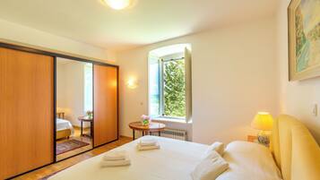 3 sovevĂŠrelser, strygejern/strygebrĂŠt, sengetĂžj