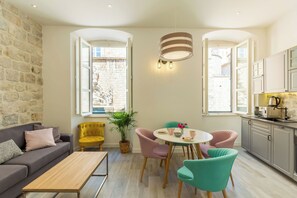 Unclassified image, 2 of 26, button