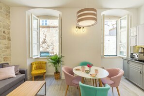 Unclassified image, 5 of 26, button