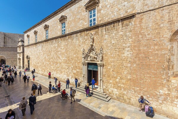 Unclassified image, 1 of 26, button