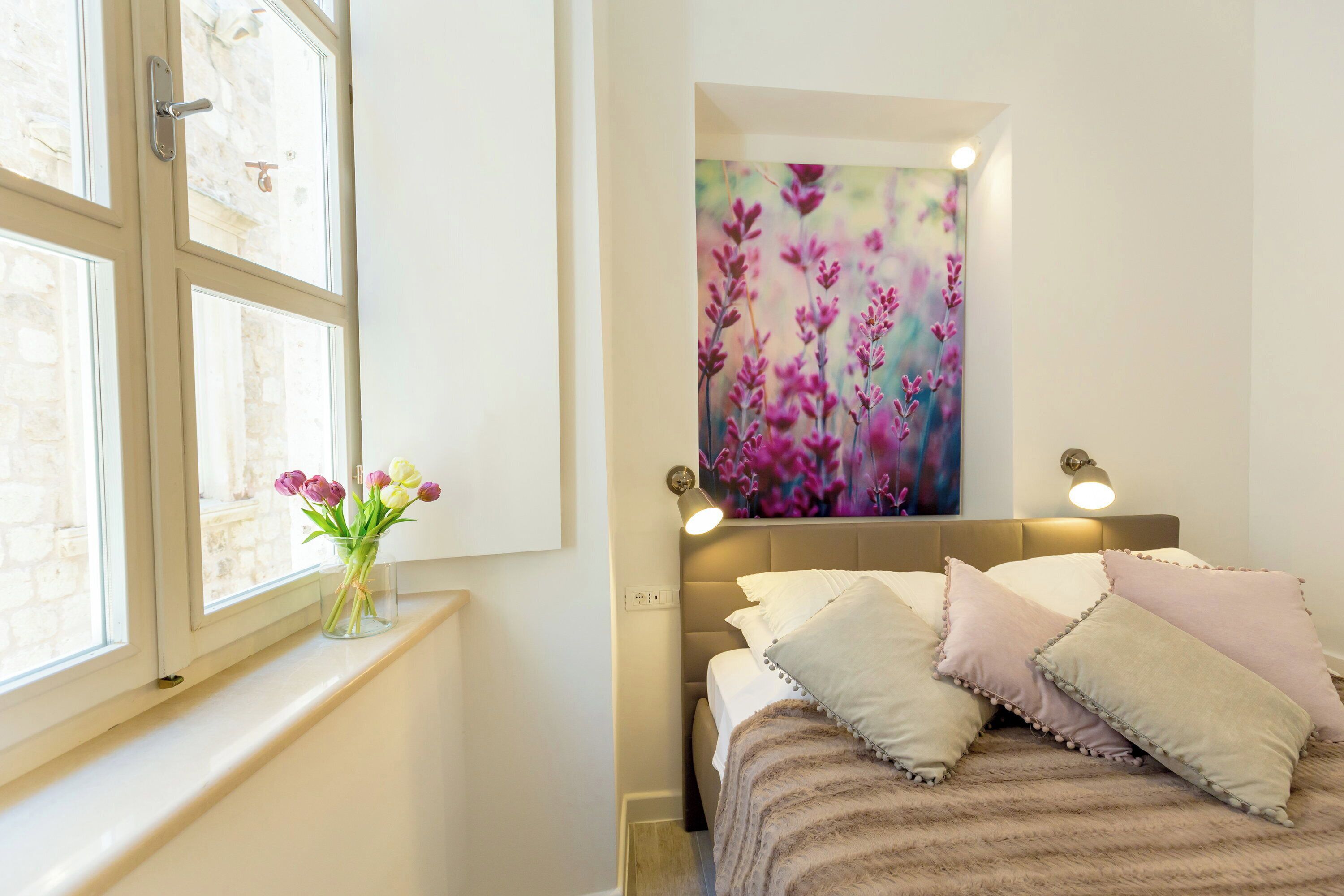 1 habitación, tabla de planchar con plancha y ropa de cama 