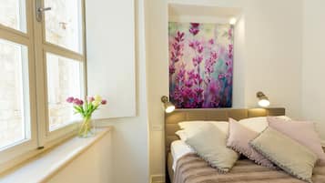 1 habitación, tabla de planchar con plancha y ropa de cama