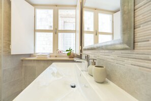 Unclassified image, 4 of 26, button