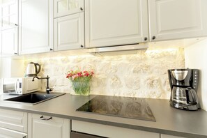 Kühlschrank, Mikrowelle, Ofen, Geschirrspüler