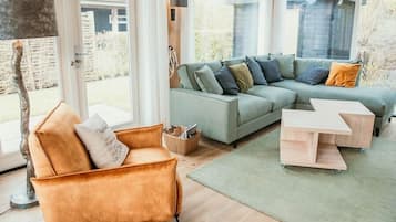 Fernseher, Kamin, Stereoanlage