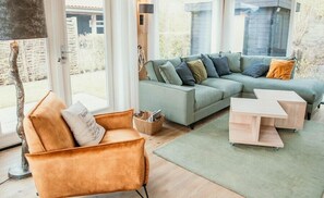 TV, fireplace, stereo - Zonnedorp 14 design villa for a luxury holiday near the sea (Renesse)