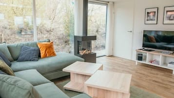 Televisie, een open haard en een stereo