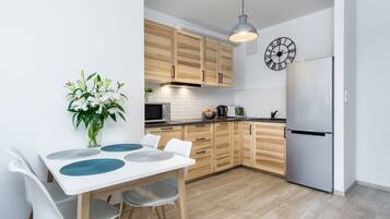 Refrigerador, microondas, placa de cocina, tetera/pava eléctrica