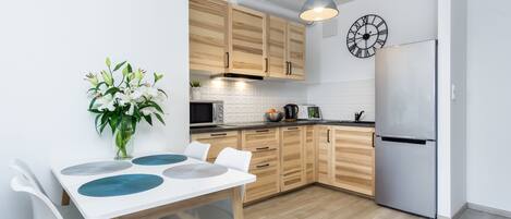 Refrigerador, microondas, parrilla de estufa y tetera eléctrica