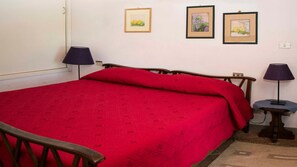 2 slaapkamers, een bureau, een strijkplank/strijkijzer, gratis wifi