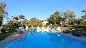 Piscina externa sazonal, funciona das 9h às 19h30, guarda-sóis