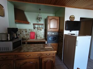 Réfrigérateur, micro-ondes, cafetière/bouilloire, grille-pain