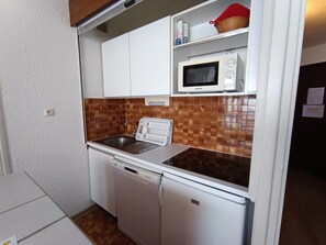 Réfrigérateur, micro-ondes, lave-vaisselle, chaise haute