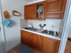 Réfrigérateur, lave-vaisselle, chaise haute