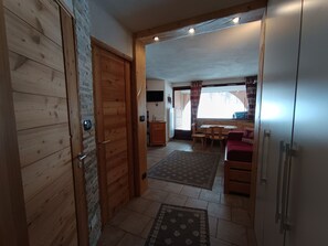 Interior - Ski-in/ski-out apartment with terrace, pets allowed, 6 pers. (Montgenèvre)