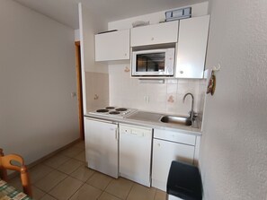 Kühlschrank, Geschirrspüler, Wasserkocher mit Kaffee-/Teezubehör