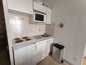 Fridge, dishwasher, coffee/tea maker, toaster