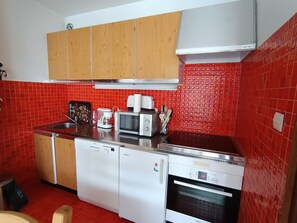 Refrigerador, microondas, lavavajillas y cafetera y tetera
