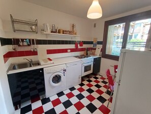 Fridge, dishwasher, coffee/tea maker, toaster