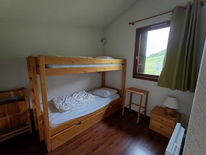 1 bedroom, travel crib
