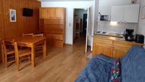 A compact living space with a dining area, kitchenette, and a cozy sleeping area. - Ski-in/out apartment for 6, pet friendly, slope views (Montgenèvre)