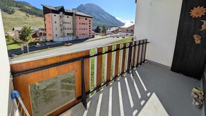 A balcony with a view of a town and mountains. - Studio with south-facing balcony, parking in Montgenèvre, pets allowed (Montgenèvre)