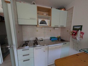 Fridge, oven, dishwasher, coffee/tea maker