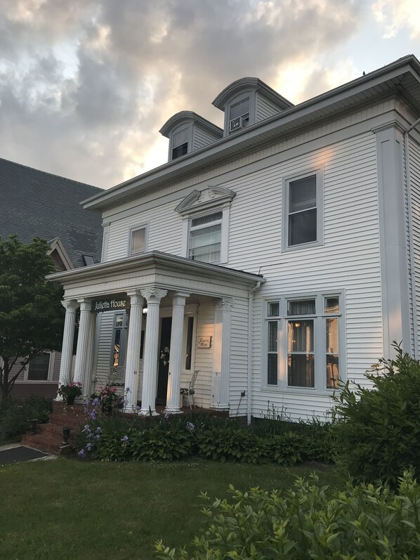 Exterior detail - The Julietta House (Gloucester)
