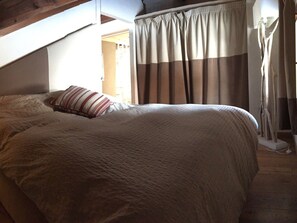 2 間睡房、熨斗/熨衫板