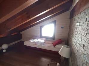 2 間睡房、熨斗/熨衫板