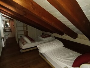 2 間睡房、熨斗/熨衫板