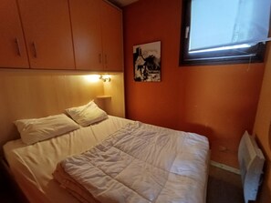 2 slaapkamers, reisbedje
