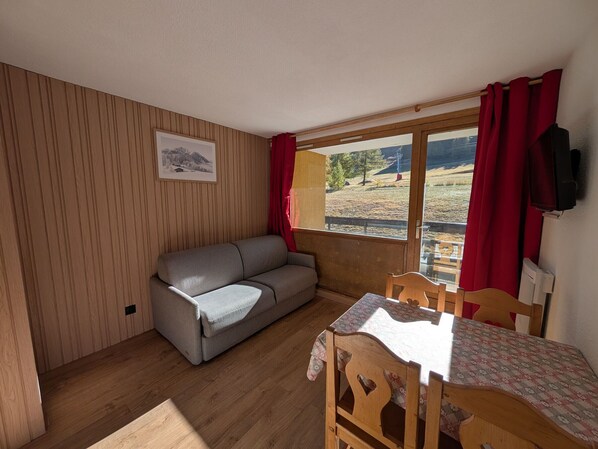 TV, DVD player - Cozy renovated studio south-facing with slopes view and parking in Montgenèvre (Montgenèvre)